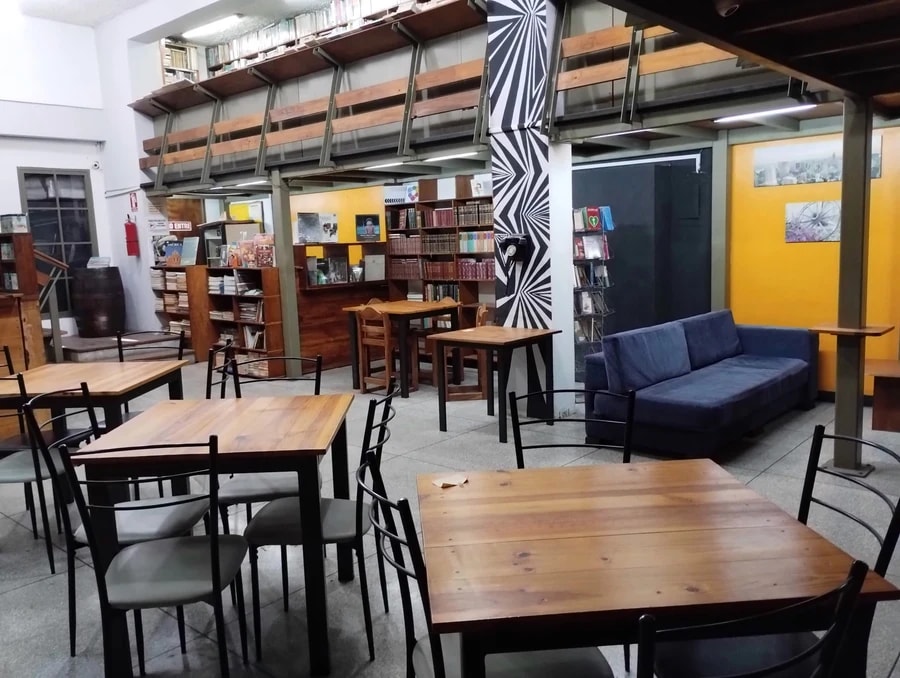 Amplio Local Comercial, equipos y mobiliario p) Cafe y Librería Universitaria y Profesional..